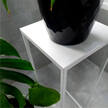 Metalowy stojak na kwiatki w stylu loft o wysokości 70 cm malowany proszkowo na biały kolor.